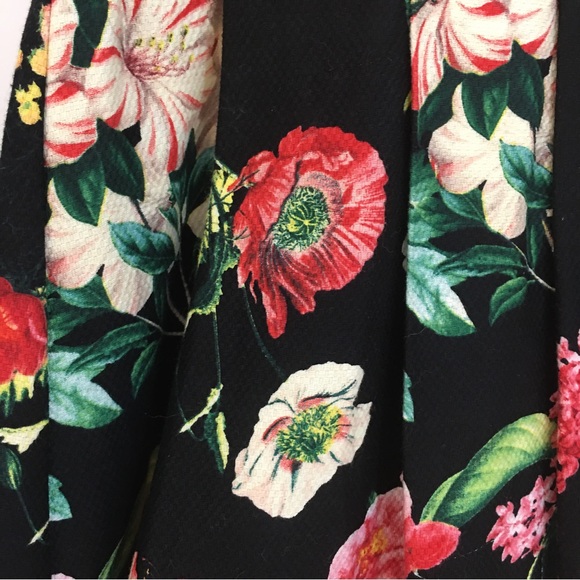 Striking dress. Black with red, ivory and green floral pattern. Size 10/12 - Picture 5 of 5